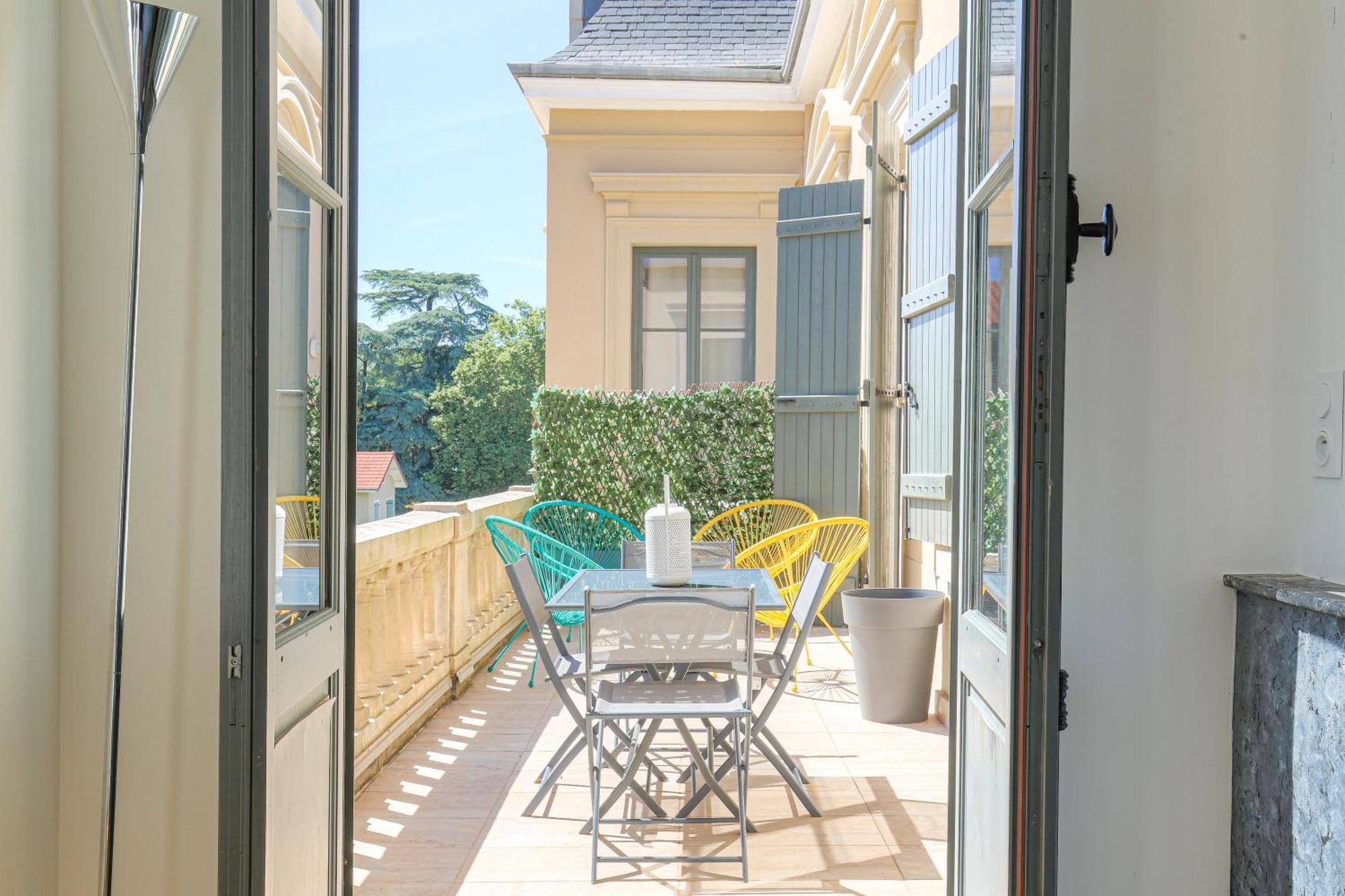Chateau Ecully - Appartement 2 Chambres - Terrasse & Parking Buitenkant foto