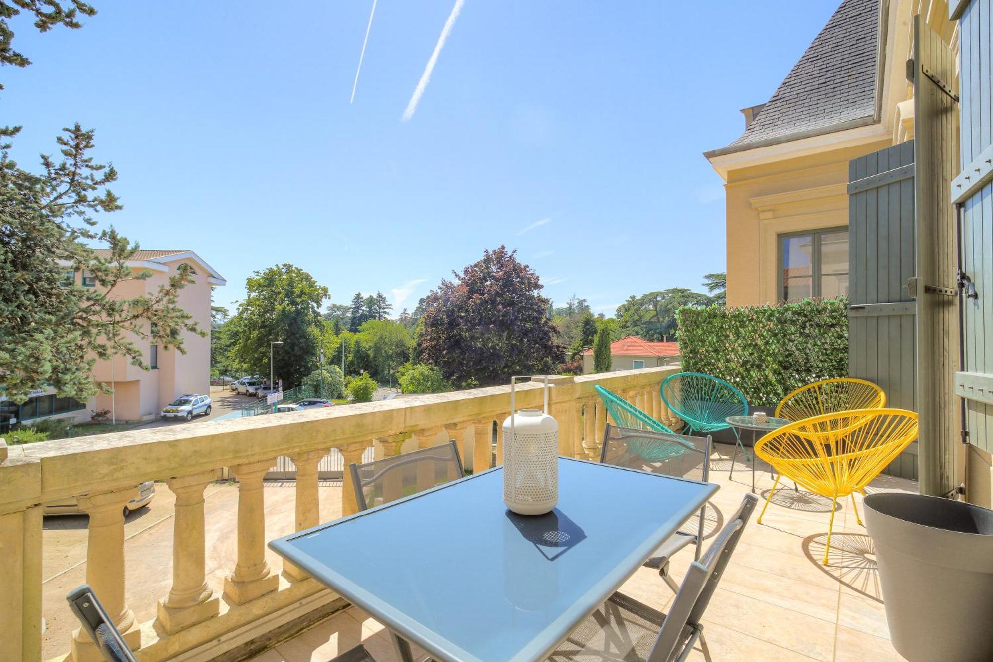 Chateau Ecully - Appartement 2 Chambres - Terrasse & Parking Buitenkant foto