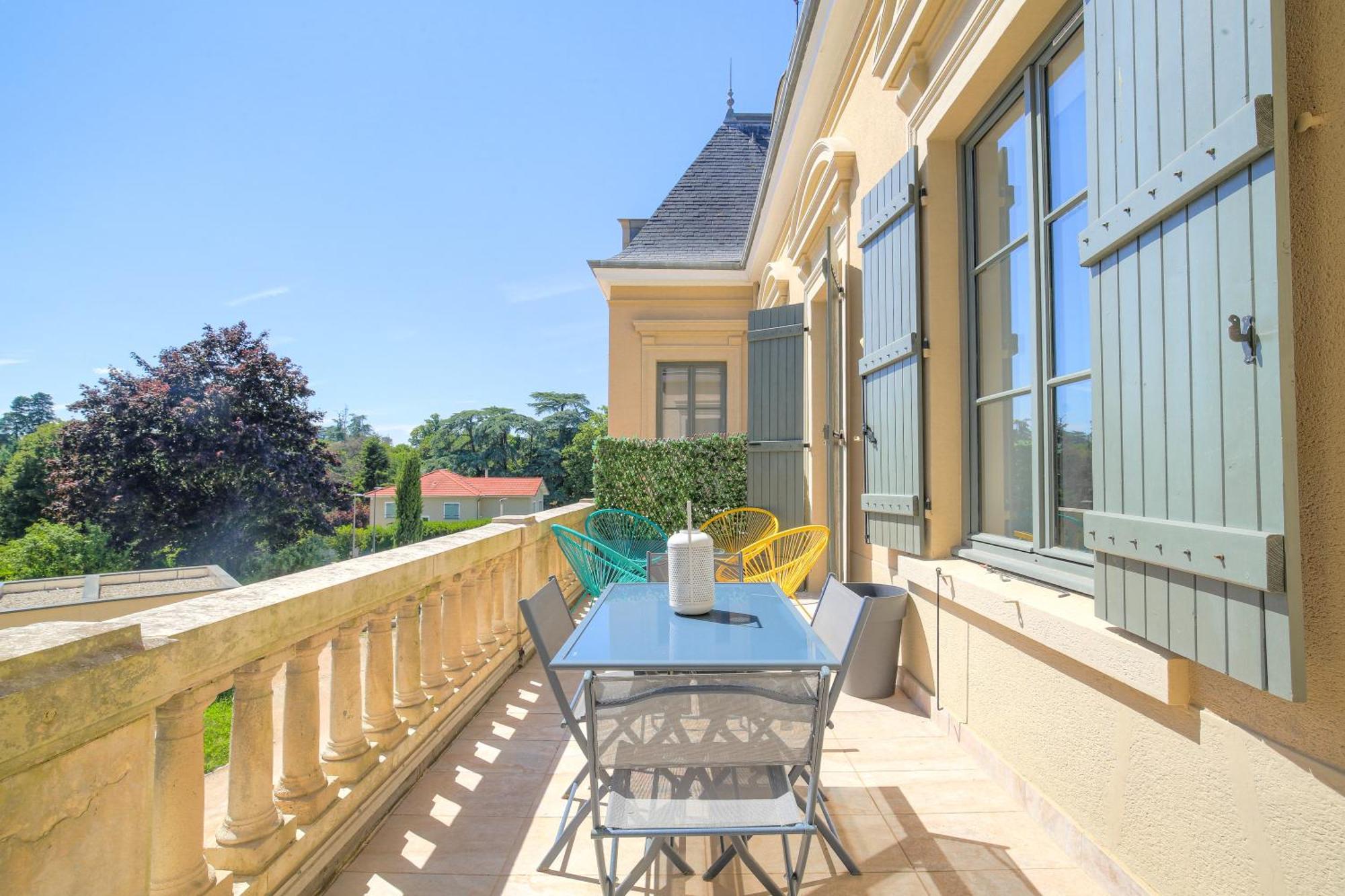 Chateau Ecully - Appartement 2 Chambres - Terrasse & Parking Buitenkant foto