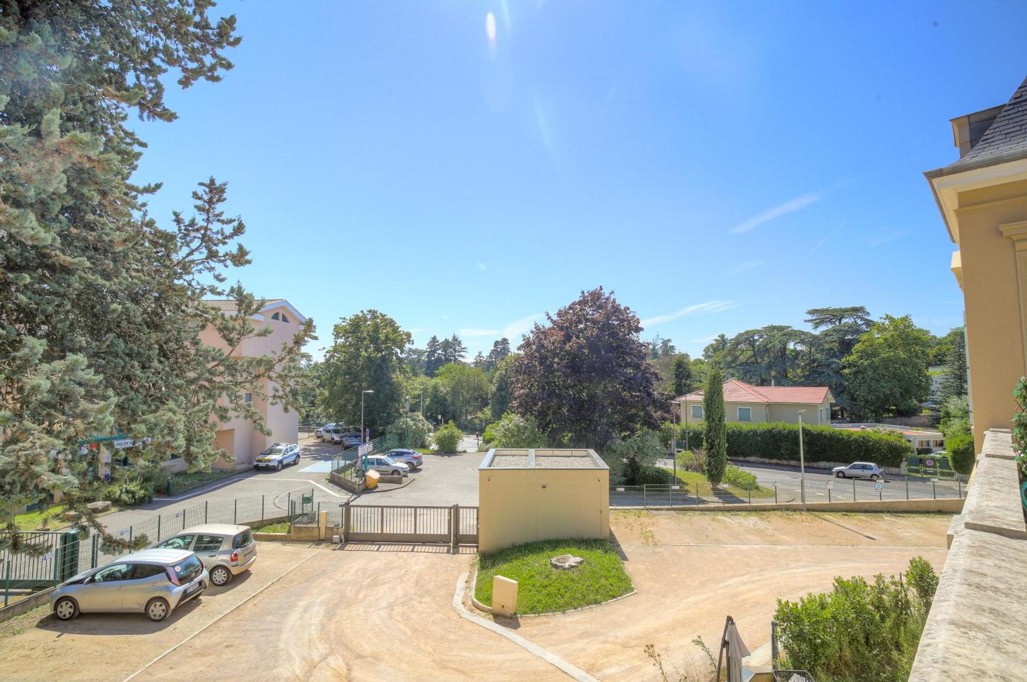Chateau Ecully - Appartement 2 Chambres - Terrasse & Parking Buitenkant foto