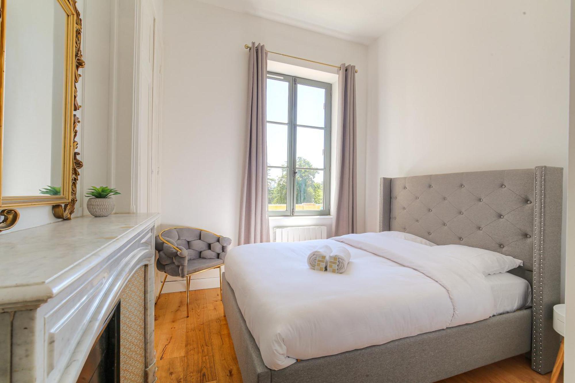 Chateau Ecully - Appartement 2 Chambres - Terrasse & Parking Buitenkant foto