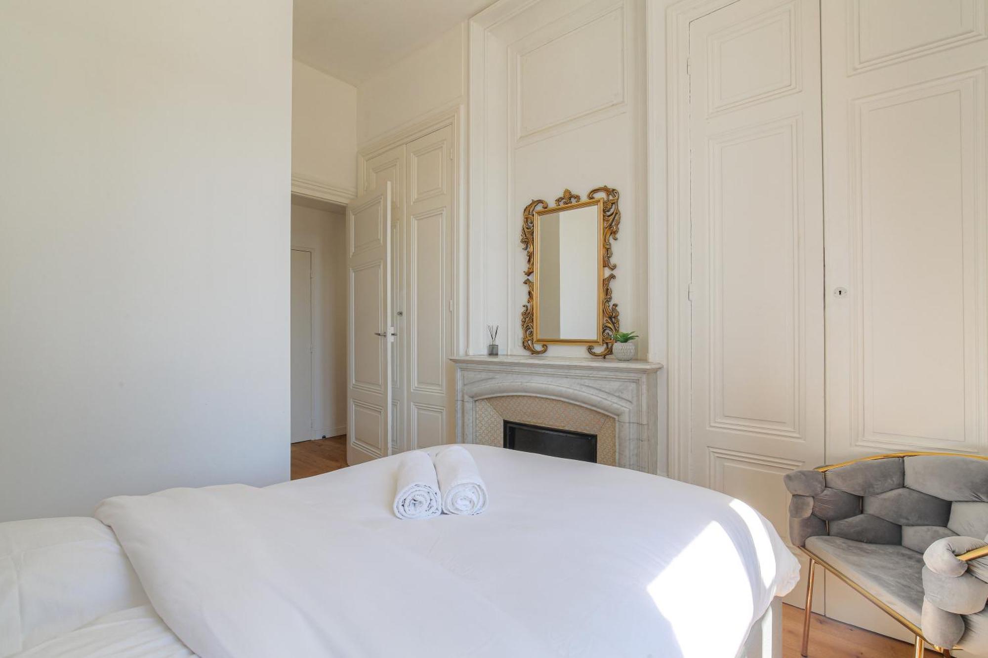 Chateau Ecully - Appartement 2 Chambres - Terrasse & Parking Buitenkant foto
