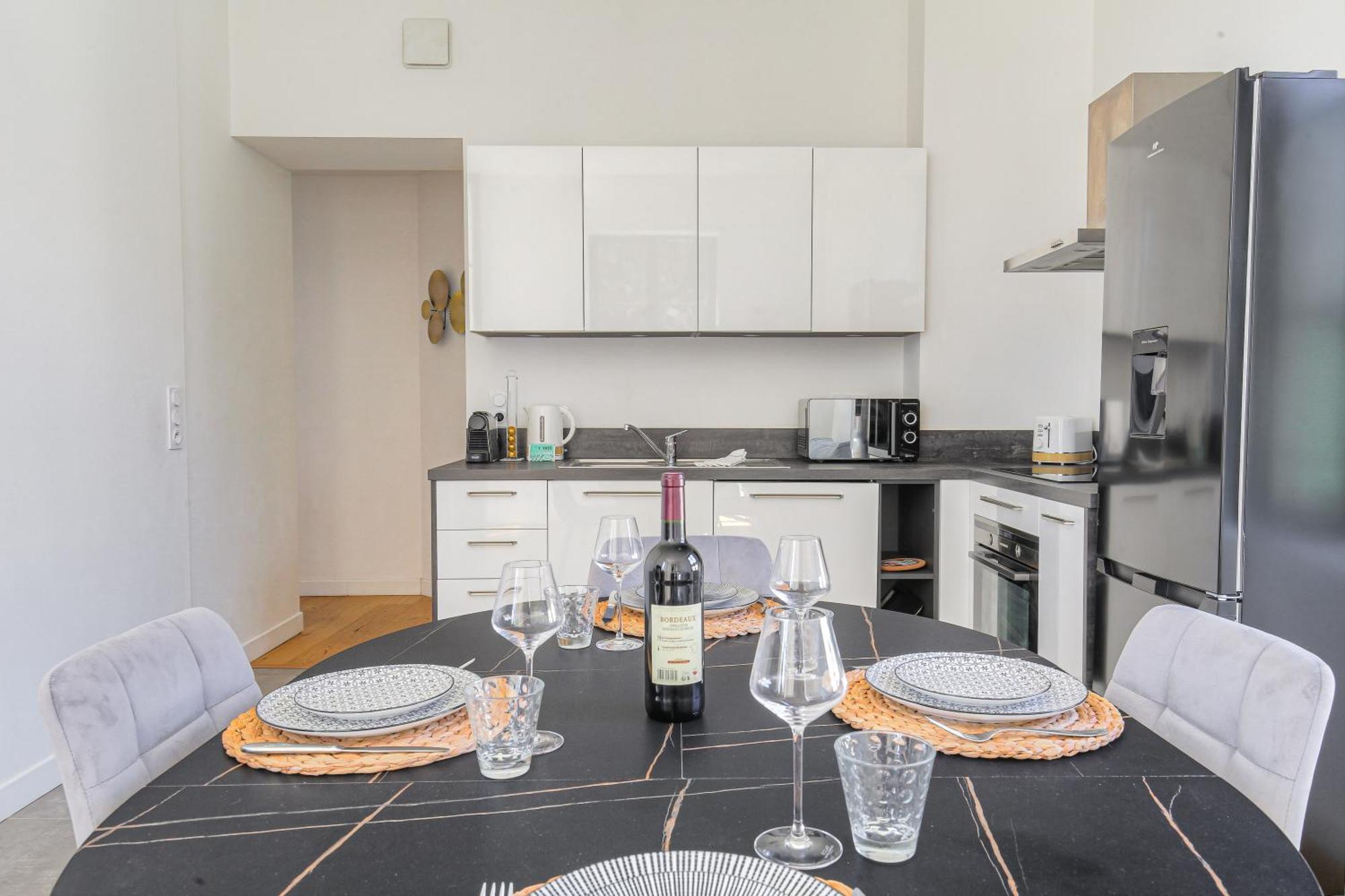 Chateau Ecully - Appartement 2 Chambres - Terrasse & Parking Buitenkant foto