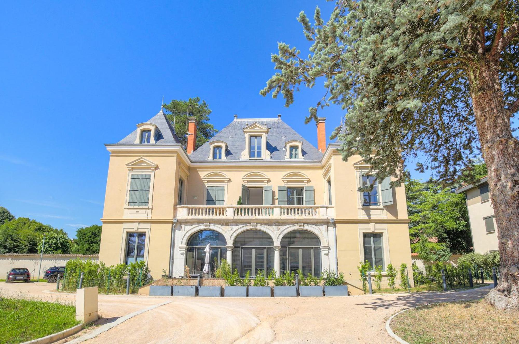 Chateau Ecully - Appartement 2 Chambres - Terrasse & Parking Buitenkant foto